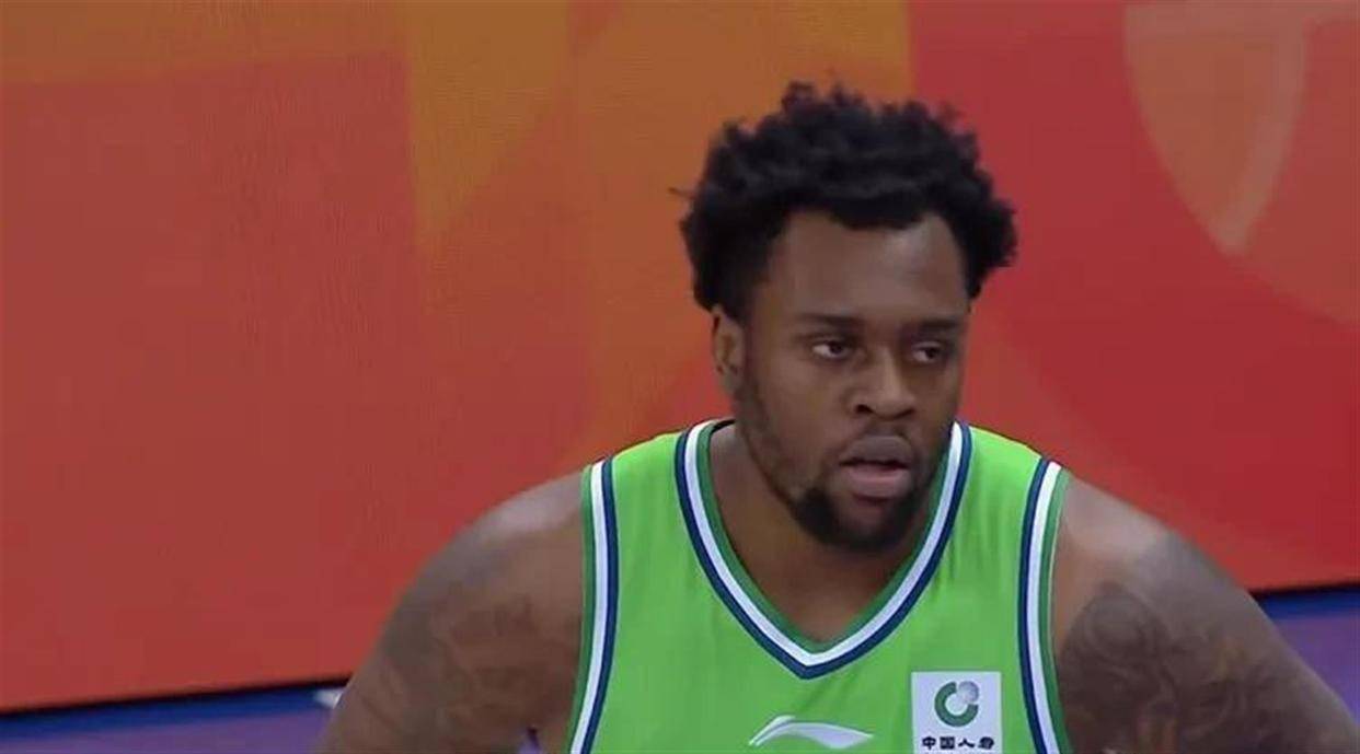 包含全明星赛倒计时，山东男篮赛后复出首秀，细节引发关注，底气十足，更衣室氛围转暖的词条